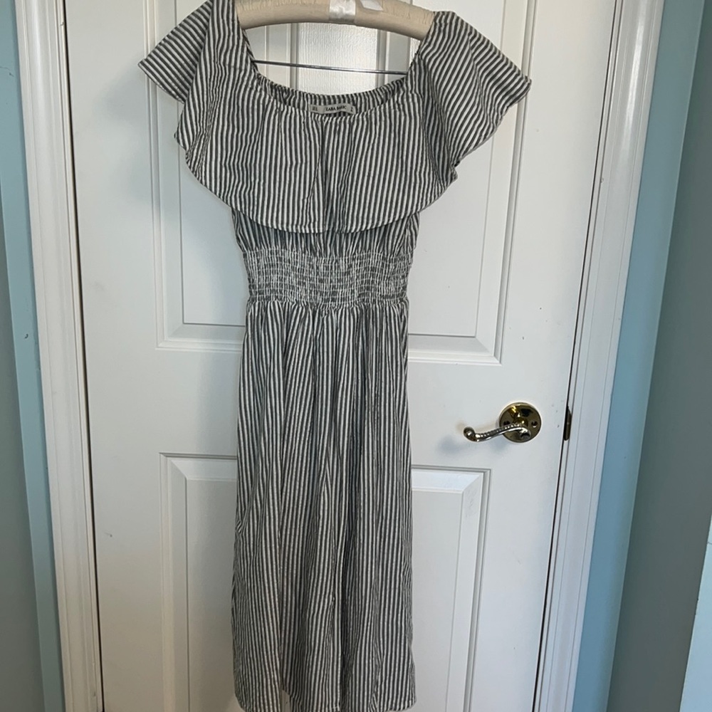 Ruffle Zara dress! Off or on shoulder - size M